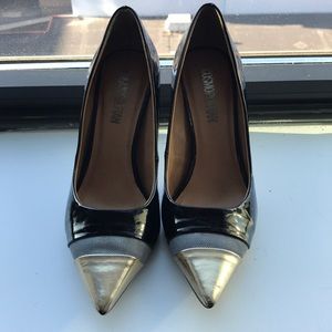 COSMOPOLITAN Black with Gold-Toe Pumps Size 7.5